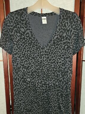 PINK Victoria's Secret Black and Gray Leopard V‑Neck Short Sleeve Tee